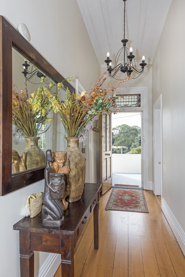 Interior - Large Spacious family home, close Devonport & Beaches (Auckland)