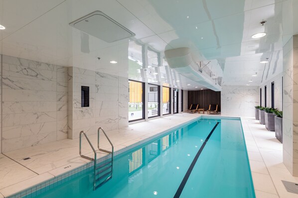 Indoor pool - Brand New Spacious Studio Apt, Pool, Gym & Sauna (Auckland)