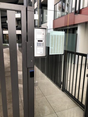 Property entrance - Brand New Spacious Studio Apt, Pool, Gym & Sauna (Auckland)