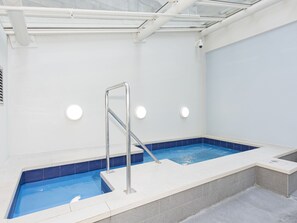 Indoor spa tub - Best Views, Stunning Heritage, Pool, Gym & Car Park (Auckland)