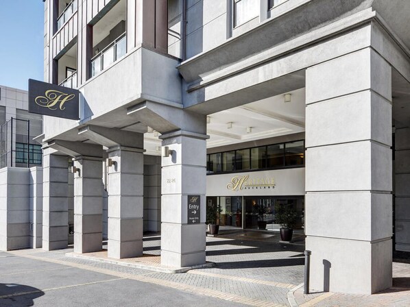 Front of property - Best Views, Stunning Heritage, Pool, Gym & Car Park (Auckland)