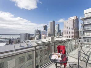 Studio | Balcony view - Best Views, Stunning Heritage, Pool, Gym & Car Park (Auckland)