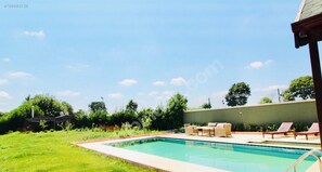 Sesongbasert utendørsbasseng, bassengparasoller og solsenger