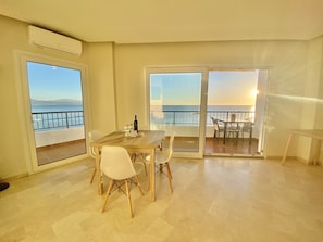 Apartament superior, vistes al mar, al costat de la platja | Sala d'estar | Televisor de pantalla plana de 42 polzades amb canals digitals