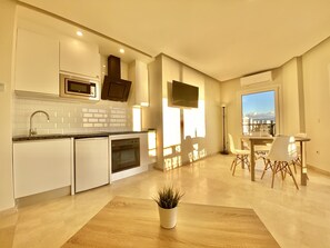 Superior Apartment, Sea View, Beachside | Living area | 42-inch flat-screen TV with digital channels, TV, streaming services - Apartamentos Castillo del Vigía (Torremolinos)