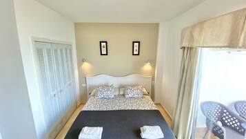 Leilighet – premium, sjøutsikt, ved stranden | Italienske Frette-laken, sengetøy av topp kvalitet og dundyner