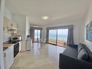Premium Apartment, Sea View, Beachside | Private kitchen | Fridge, microwave, stovetop, espresso maker - Apartamentos Castillo del Vigía (Torremolinos)