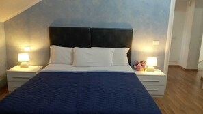 ห้องดับเบิล | โต๊ะทำงาน, เตารีด/โต๊ะรีดผ้า, เปล/เตียงเด็กอ่อน, ผ้าปูที่นอน