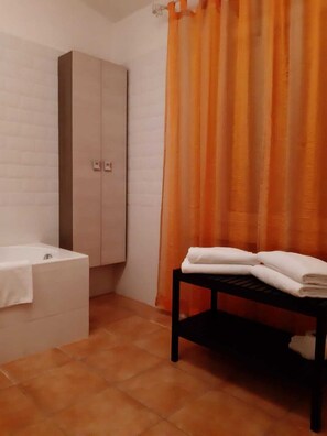 Quadruple Room | Deep soaking bathtub - B&B Sofia (Fiumicino)