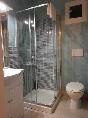 Rainfall showerhead, free toiletries, hair dryer, towels - B&B Sofia (Fiumicino)