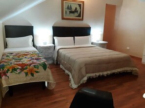 Quadruple Room | Desk, iron/ironing board, cribs/infant beds, bed sheets - B&B Sofia (Fiumicino)
