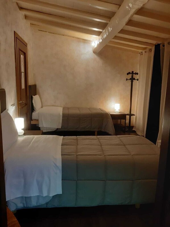 Schreibtisch, Bügeleisen/Bügelbrett, Babybetten, Bettwäsche