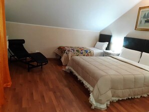 Quadruple Room | Desk, iron/ironing board, cribs/infant beds, bed sheets - B&B Sofia (Fiumicino)