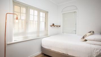 2 habitaciones, escritorio, tabla de planchar con plancha y wifi