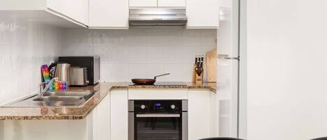 Frigorífico, microondas, horno y placa de cocina