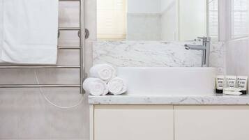 シャワー、ヘアドライヤー、タオル