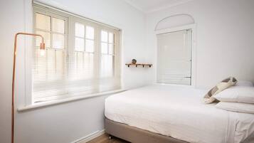 2 bedrooms, desk, iron/ironing board, WiFi