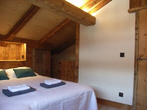 4 habitaciones, escritorio y tabla de planchar con plancha 