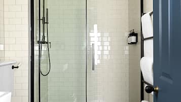 Large Double Room | Bagno | Doccia, set di cortesia gratuito, asciugacapelli, asciugamani