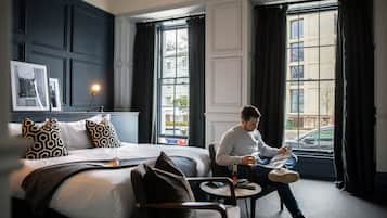 Superior King Room | Ylelliset vuodevaatteet, tallelokero huoneessa, työpöytä