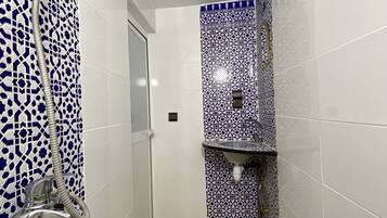 Triple Room | Bilik Mandi | Pancuran mandi, hulu semburan mandi hujan, jubah mandi