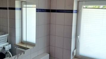 Apartment, 2 Bedrooms (incl. final cleaning fee 30 EUR) | Bathroom | Combined shower/bathtub, hair dryer, towels, soap