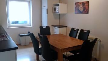 Apartment, 2 Bedrooms (incl. final cleaning fee 30 EUR) | Private kitchen | Full-sized fridge, microwave, oven, stovetop