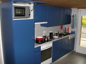 Kühlschrank, Mikrowelle, Herdplatte, Geschirrspüler