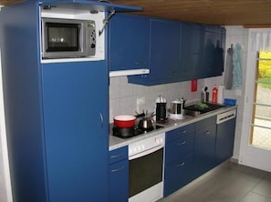 Réfrigérateur, micro-ondes, plaque de cuisson, lave-vaisselle