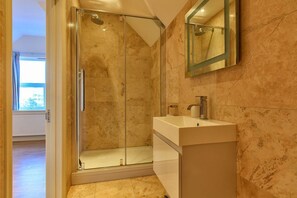 Shower, towels - Victoria Parade: Homely with sea views and parking (Broadstairs)