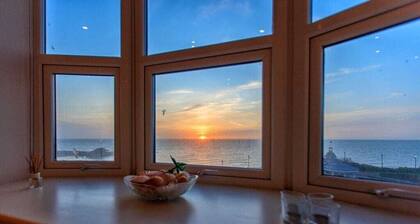 Victoria Parade: Homely with sea views and parking
