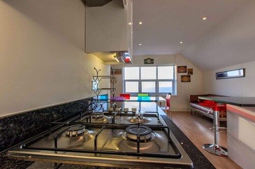 Victoria Parade: Homely with sea views and parking