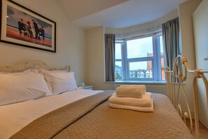 2 bedrooms, iron/ironing board, travel crib, WiFi - Victoria Parade: Homely with sea views and parking (Broadstairs)