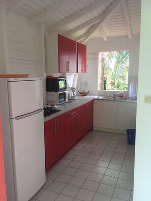 Fridge, microwave, stovetop, coffee/tea maker - Bungalows Cas'à Willy - Alamanda 1 (Sainte-Rose)