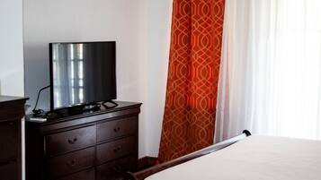 Comfort Room | In-room safe, desk, laptop workspace, blackout drapes