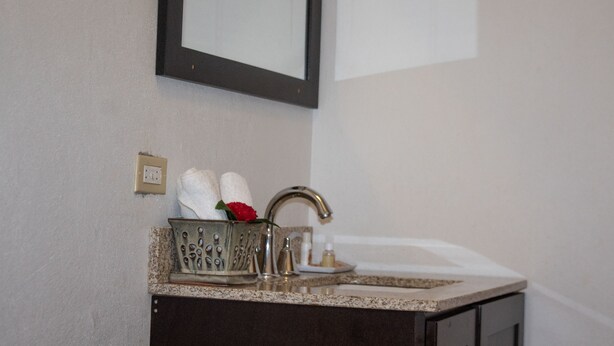 Comfort Room | Bathroom sink - The Pub Comfort Suites (East End)