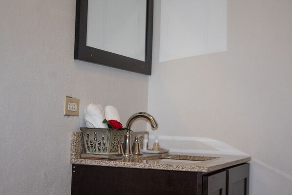 Comfort Room | Bathroom sink - The Pub Comfort Suites (East End)