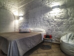 Individually decorated, individually furnished, desk - Cece Nove (Capurso)