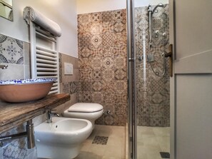 Een douche, gratis toiletartikelen, een haardroger, een bidet