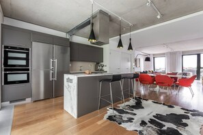 Microwave, dishwasher, coffee/tea maker, toaster
