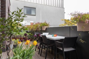 Outdoor dining - Compton Street by onefinestay (London)