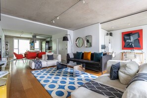 TV - Compton Street by onefinestay (London)