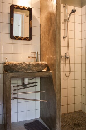 Dreibettzimmer (Les Schistes) | Waschbecken im Bad