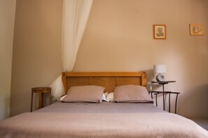 Habitación triple (Les Schistes) | Decoración individual, mobiliario individual, cortinas opacas