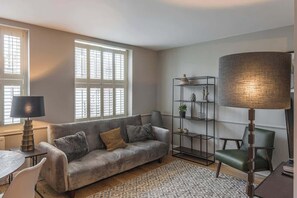 TV, offices - Nelson East: Central, modern 1 bed apartment (Ramsgate)