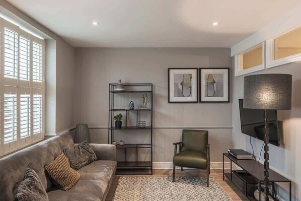 TV, offices - Nelson East: Central, modern 1 bed apartment (Ramsgate)