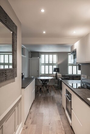 Réfrigérateur, micro-ondes, four, lave-vaisselle