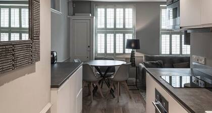 Nelson Crescent East - Modern one bedroom apartment