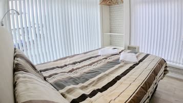 1 habitación, tabla de planchar con plancha, wifi gratis y ropa de cama