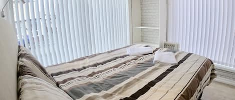 1 habitación, tabla de planchar con plancha, wifi gratis y ropa de cama